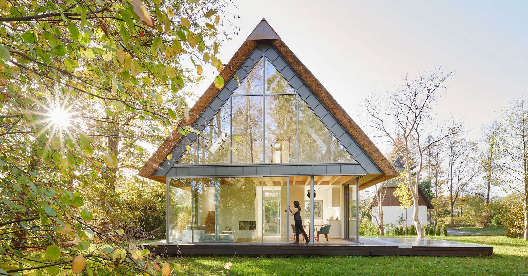 Gläsernes Wochenendhaus im Spreewald mit cero Schiebefenstern von